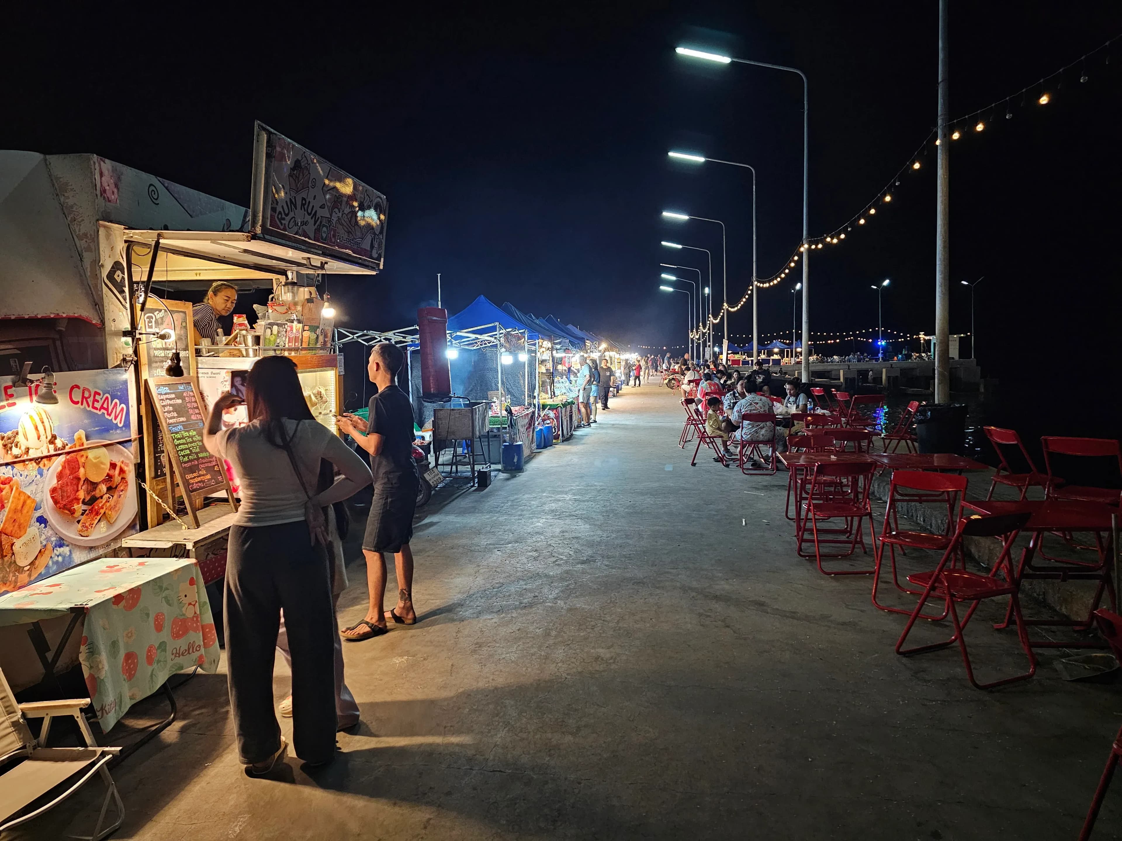 เช็คอิน "สะพานปลาหัวหิน" รับลมทะเลสุดชิล ชมวิวหลักล้านกลางอ่าวไทย