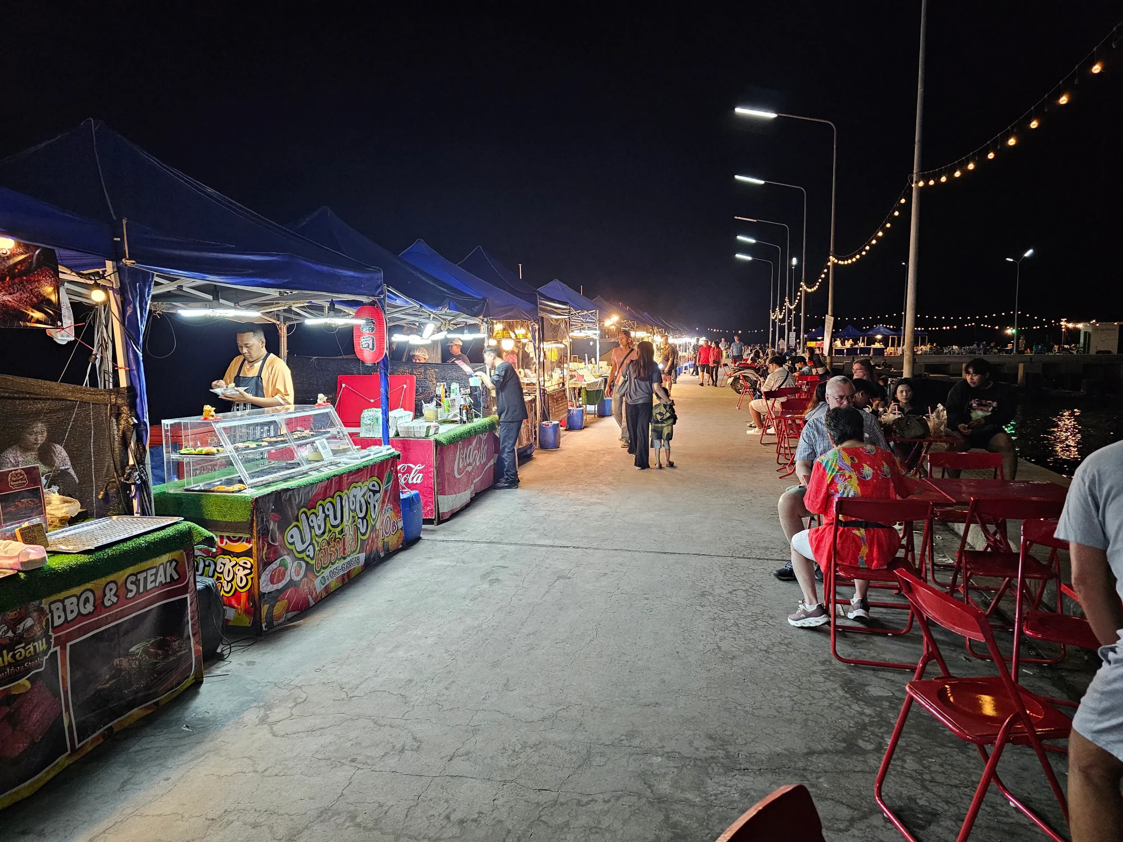 จุดเช็คอินถ่ายรูปยอดฮิตบนสะพานปลาหัวหิน เห็นวิวทะเลและท้องฟ้า