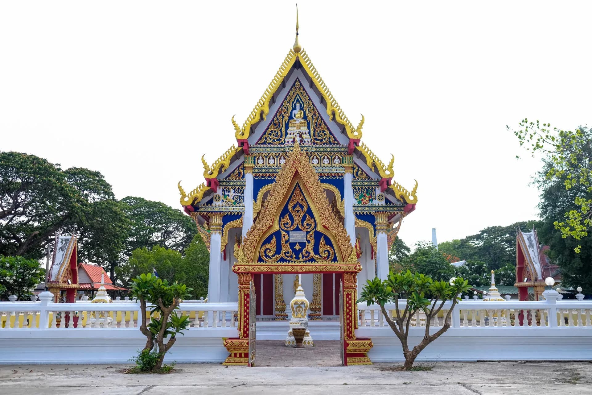 เที่ยววัดหนองแก หัวหิน ชมอุโบสถสีทอง และความสงบใกล้ชายหาด