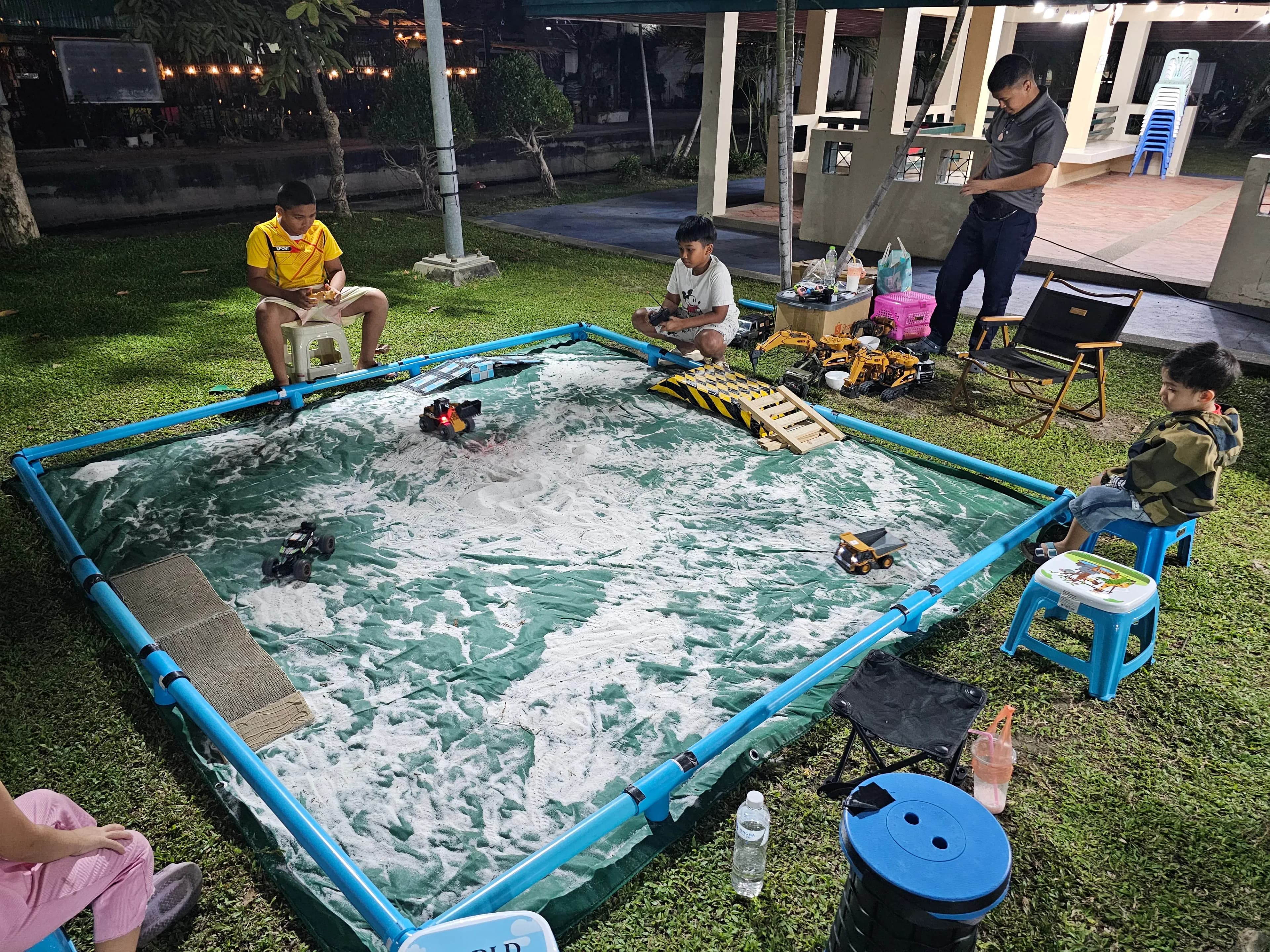 ภาพสวนราชินี 19 ไร่ พื้นที่กิจกรรมรถบังคับตักทราย ให้เด็กและครอบครัวได้เล่นและสนุกกับสนามทราย